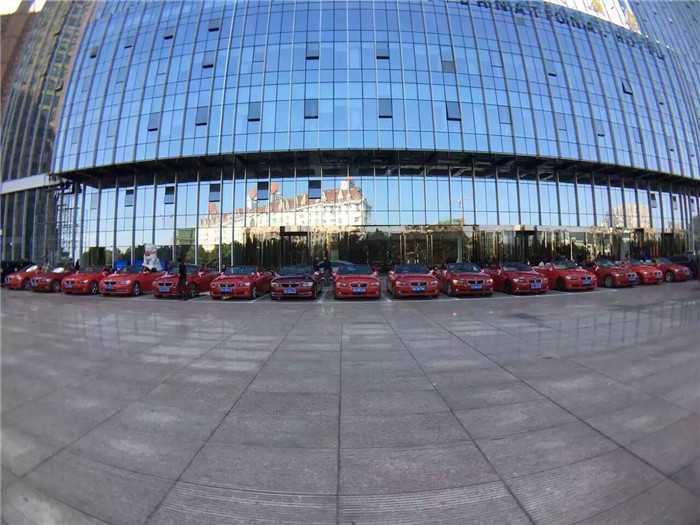 2015年10月27日 合肥丰大国际大酒店，十八辆红色宝马敞篷跑车，五辆黑色加长林肯