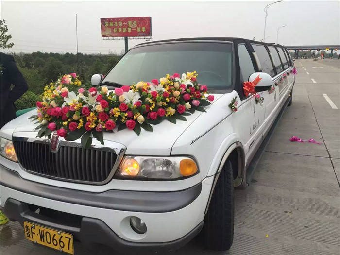 2015年10月30日 安徽良友林肯陆军壹号总统级礼宾车领衔新款奔驰S600车队来到淮南市毛集镇