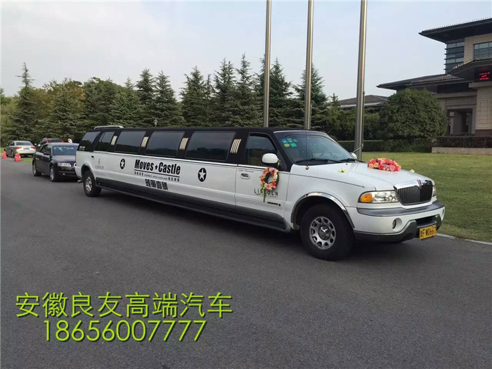 2015年10月30日 安徽良友林肯陆军壹号总统级礼宾车领衔新款奔驰S600车队来到淮南市毛集镇