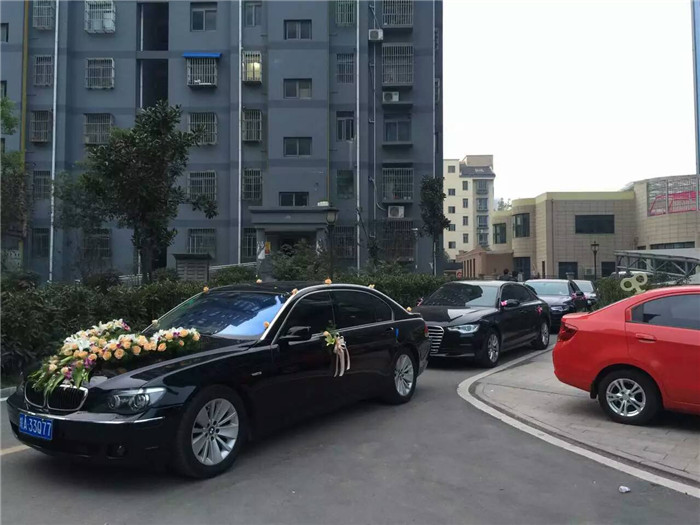 2015年11月1日 安徽良友汽车租赁公司新款奥迪车队来到合肥天一家园小区