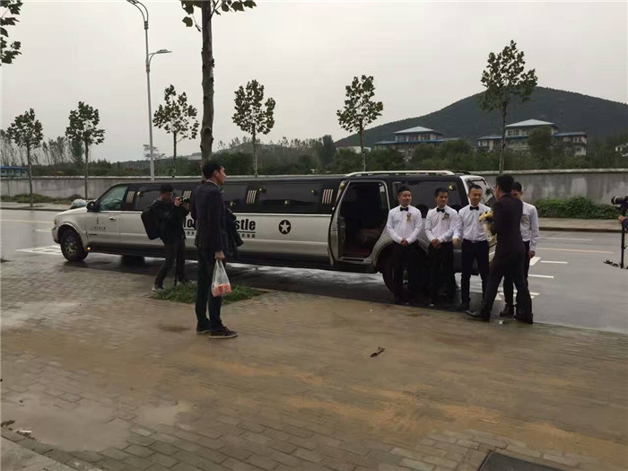 2016年10月29日 安徽良友十一米超长陆军壹号来到淮南市矿业集团宾馆