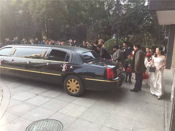 2016年12月16日，新款五开门限量版黄金豹总统级礼宾车来到安徽应流集团