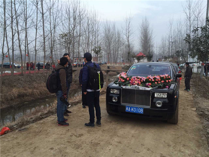 2016年2月4日,安徽良友租车公司加长版劳斯莱斯幻影来到河南省固始县