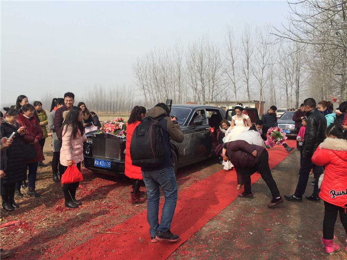 2016年2月4日,安徽良友租车公司加长版劳斯莱斯幻影来到河南省固始县