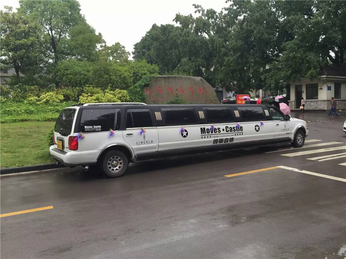 2016年5月15日  安徽良友租车公司十一米超长陆军壹号总统级礼宾车来到淮南上东锦城小区
