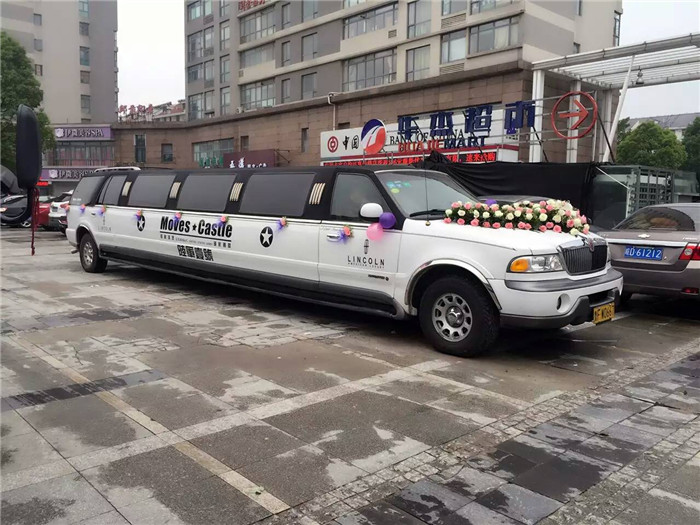 2016年5月15日  安徽良友租车公司十一米超长陆军壹号总统级礼宾车来到淮南上东锦城小区