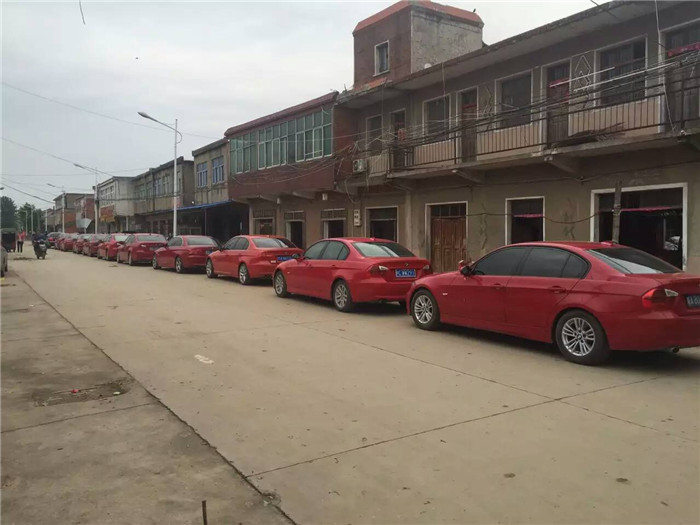 2016年6月2日，安徽良友五开门土豪金林肯房车领衔十辆红色宝马大型车队来到长丰造甲乡