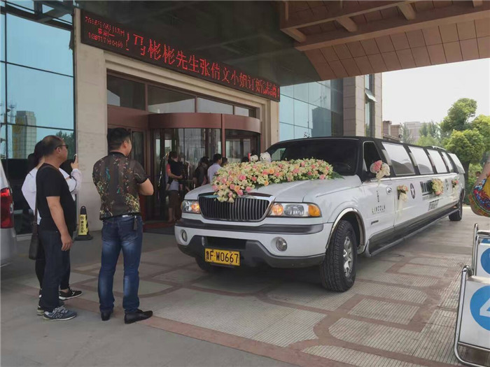 　2016年6月13日 安徽良友十一米陆军壹号总统级礼宾车来到安徽涡阳县金桂山庄大酒店