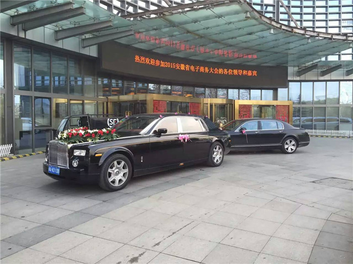 2016年6月19日 安徽良友租车公司的加长版劳斯莱斯幻影来到合肥天鹅湖大酒店