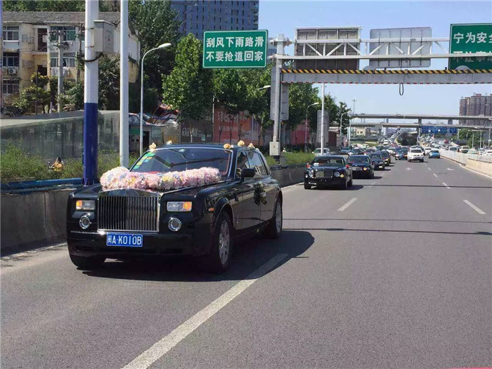 2016年6月18日 安徽良友汽车租赁公司的劳斯莱斯幻影来到肥东县白龙镇