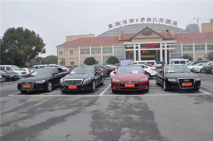 　2016年7月11日，安徽良友汽车租赁公司的新款奥迪车队来到庐江县石头镇