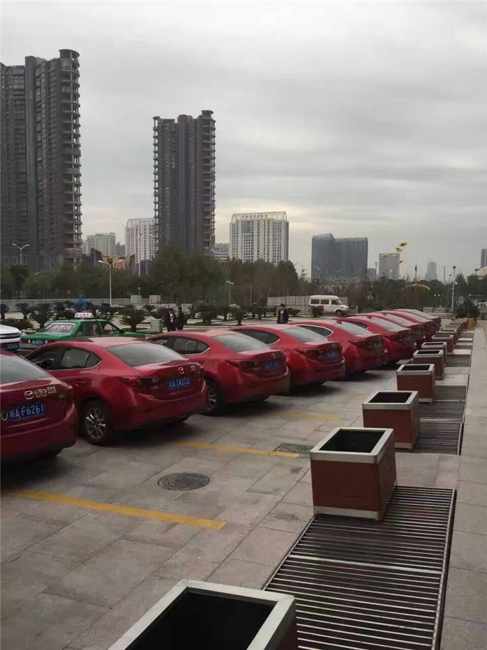 2016年7月19日，安徽良友租车公司宝马330轿跑车领衔十一辆红色马六来到合肥蜀山区