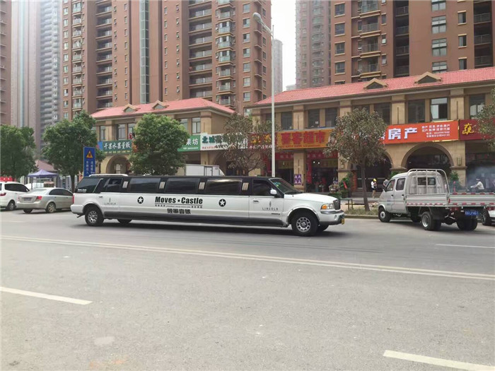 2016年9月8日，安徽良友十一米超长林肯陆军壹号总统级礼宾车来到合肥北城世纪城