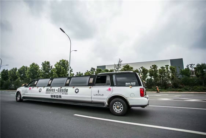2016年9月8日，安徽良友十一米超长林肯陆军壹号总统级礼宾车来到合肥北城世纪城