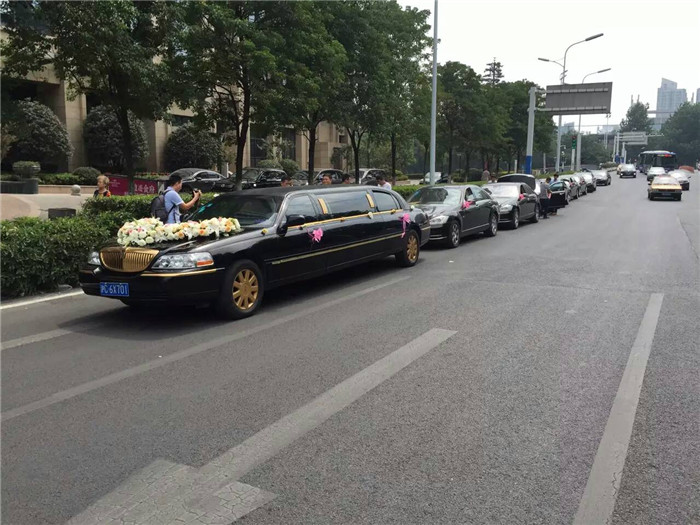 2016年9月9日 安徽良友租车公司黄金豹总统级房车领衔大型奔驰S级车队来到滨湖高速时代城小区