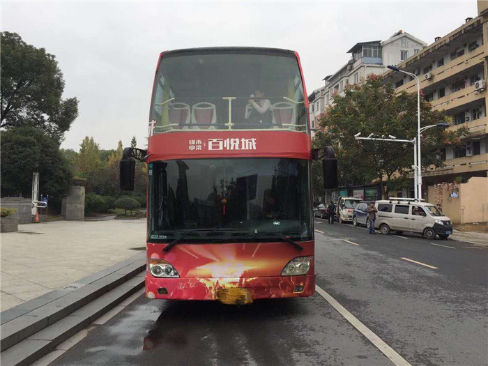 2017年11月14日 安徽良友租车公司双层敞篷巡游巴士来到浙江省衢州市