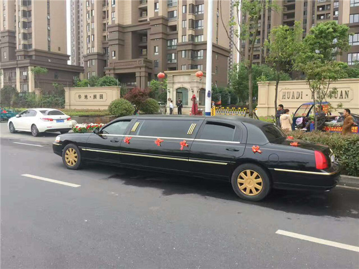 2017年5月3日 安徽良友五开门限量版土豪金黄金豹总统级礼宾车来到华地润园小区