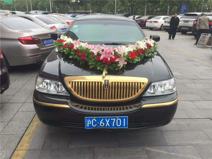 2017年5月3日 安徽良友五开门限量版土豪金黄金豹总统级礼宾车来到华地润园小区
