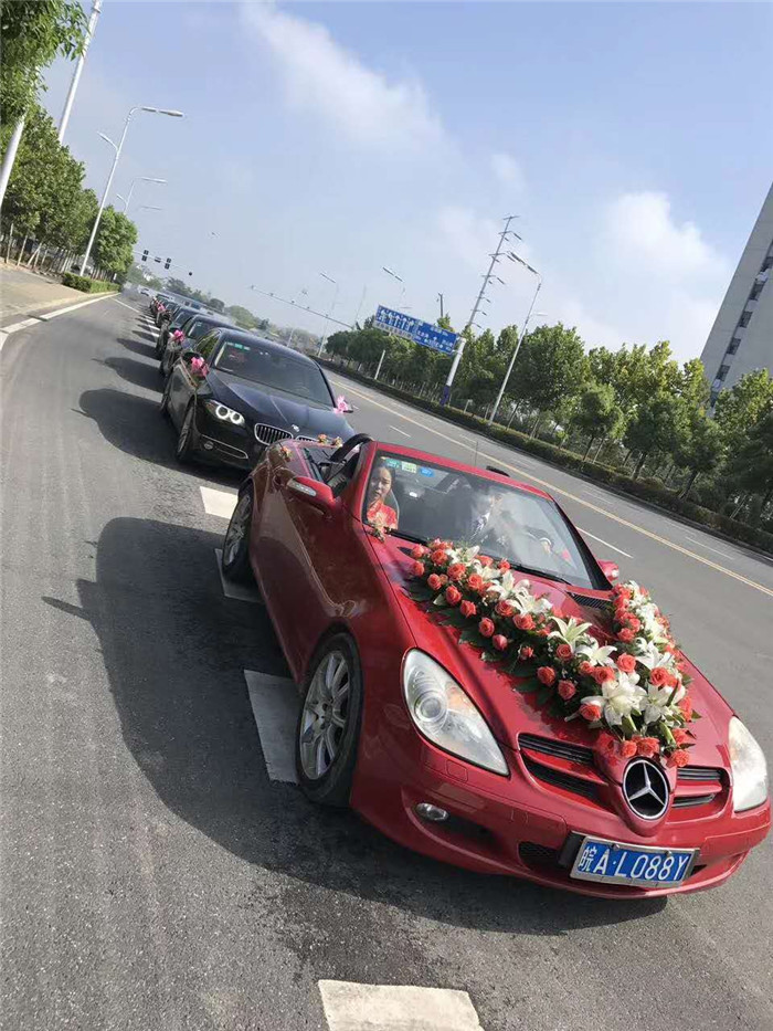 2017年9月8日 安徽良友红色奔驰SLK350敞篷跑车领衔宝马5系车队来到合肥新海家园小区