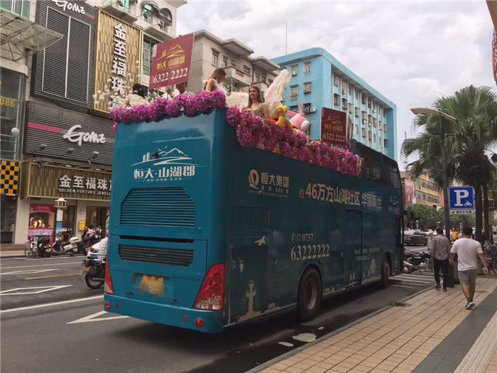 2017年9月9日到9月10日，安徽良友租车公司双层敞篷巡游巴士来到广东省佛山市
