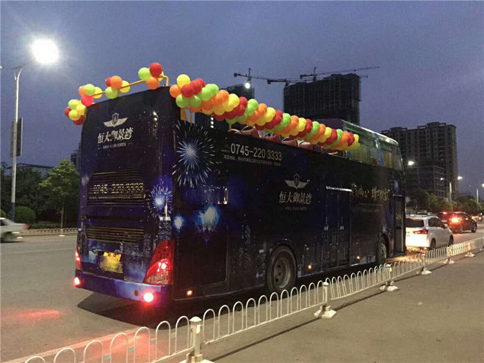 2017年9月2日，安徽良友租车公司的双层敞篷巡游巴士顺利到达湖南省