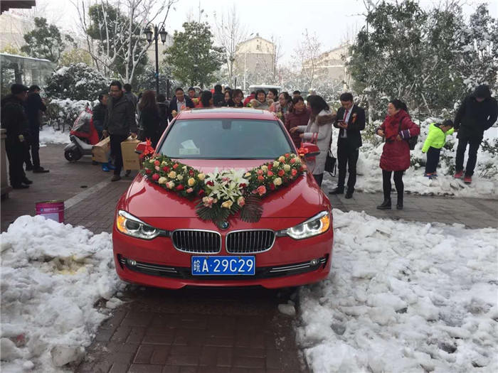 1月6号，安徽良友租车公司红色宝马主婚车搭配红色宝马车队圆满礼成
