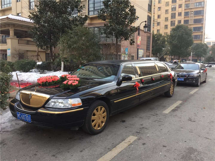 2018年2月7号 安徽良友金黄金豹总统级礼宾车来到霍邱县扈胡镇