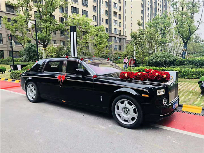 2019年10月27号，安徽良友高端婚车新款6米限量版加长型劳斯莱斯幻影来到安徽省宿州市国际大酒店